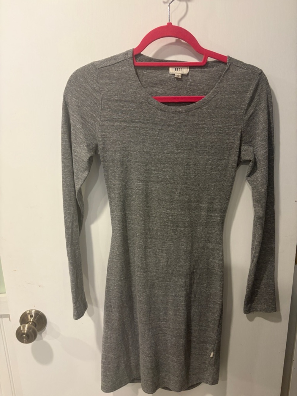 NYTT Gray Long-Sleeve Knit Dress size 0 with open in the lower back